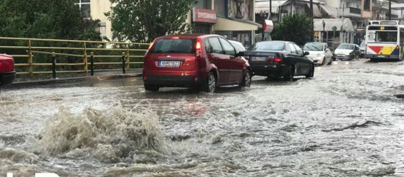Θεσσαλονίκη: «Πλημμύρισαν» οι δρόμοι από την βροχή - Σφοδρή η κακοκαιρία (βίντεο)